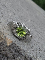 18k white gold c.1920's c.1930's Deco peridot ring