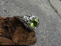 18k white gold c.1920's c.1930's Deco peridot ring