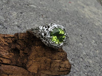 18k white gold c.1920's c.1930's Deco peridot ring