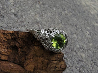 18k white gold c.1920's c.1930's Deco peridot ring