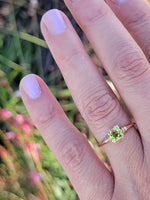10k gold vintage solitaire peridot ring H