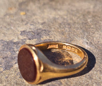 18ct gold estate carnelian signet ring - hallmarks