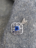 14k white gold Deco c.1920's filigree blue sapphire pendant necklace