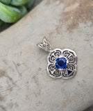 14k white gold Deco c.1920's filigree blue sapphire pendant necklace