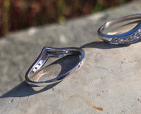 14k white gold diamond estate curved V band - guard
