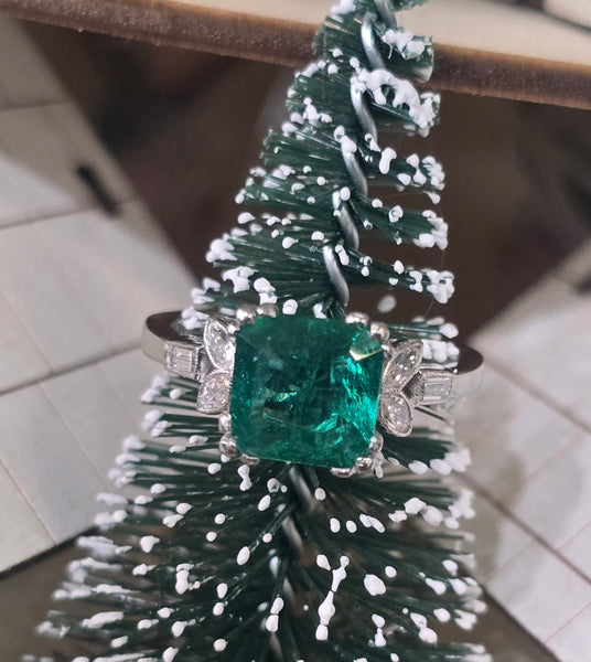 Platinum emerald and diamond estate ring
