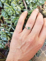 Platinum Art Deco Demantiod green Garnet & diamond Ring