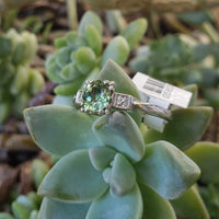 Platinum Art Deco Demantiod green Garnet & diamond Ring