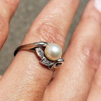 14k white gold Retro pearl & diamond ring