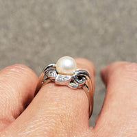 14k white gold Retro pearl & diamond ring