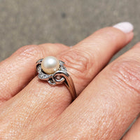 14k white gold Retro pearl & diamond ring