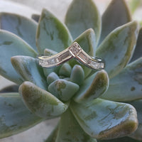 14k white gold 7 round & baguette diamond estate curved V band