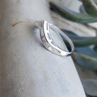 14k white gold 7 round & baguette diamond estate curved V band