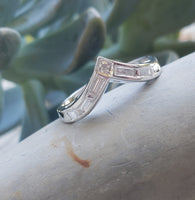 14k white gold 7 round & baguette diamond estate curved V band