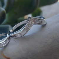 14k white gold 7 round & baguette diamond estate curved V band