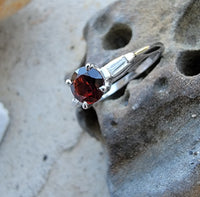 14k gold Garnet & baguette Diamond estate Ring