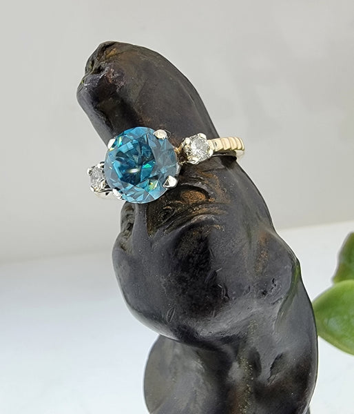 10k gold two tone blue Zircon & Diamond estate ring