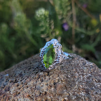 14k white gold c.1920's c.1930's Deco filigree marquise peridot ring
