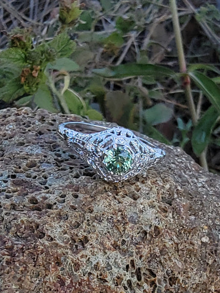 18K white gold green sapphire c.1920's filigree ring